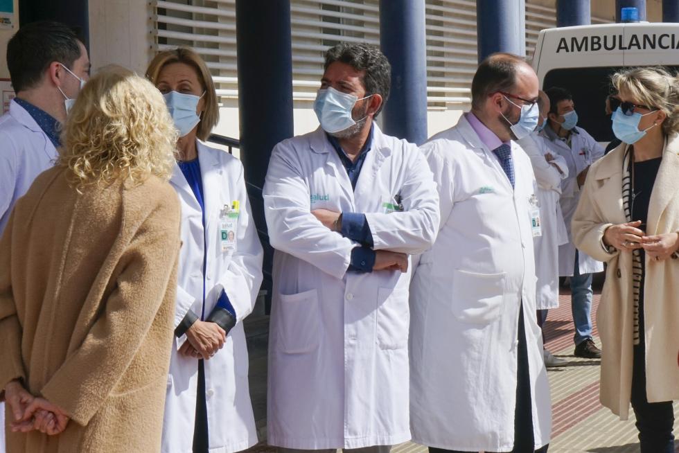 La consejera de Sanidad, Sira Repollés, ha visitado el Hospital San Jorge de Huesca.