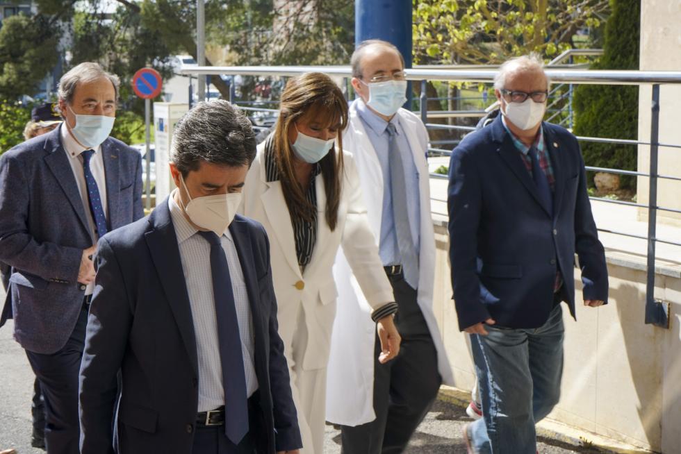 La consejera de Sanidad, Sira Repollés, ha visitado el hospital San Jorge de Huesca