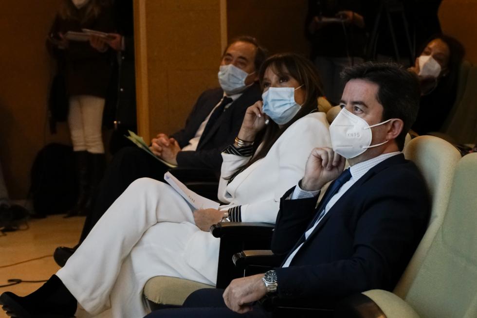 La consejera de Sanidad, Sira Repollés, ha visitado el hospital San Jorge de Huesca