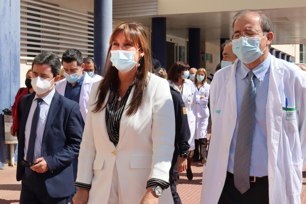 La consejera de Sanidad, Sira Repollés, ha visitado el Hospital San Jorge de Huesca.