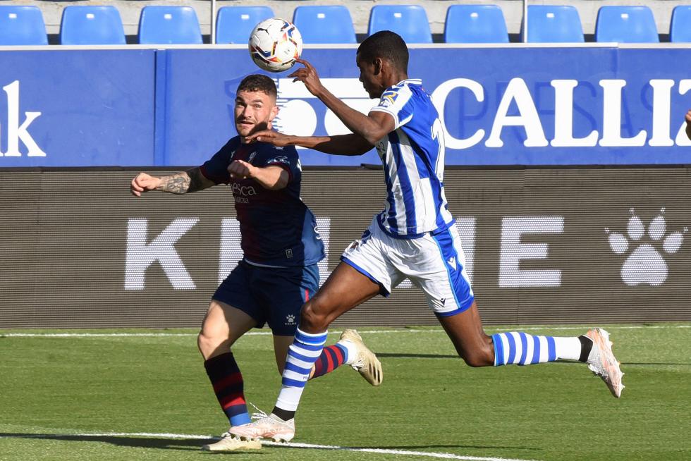 Partido disputado en El Alcoraz.