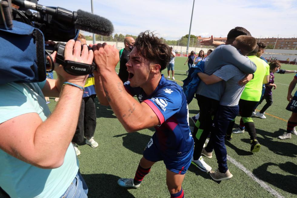 Se desborda la alegría, el equipo oscense ha conseguido su sueño.