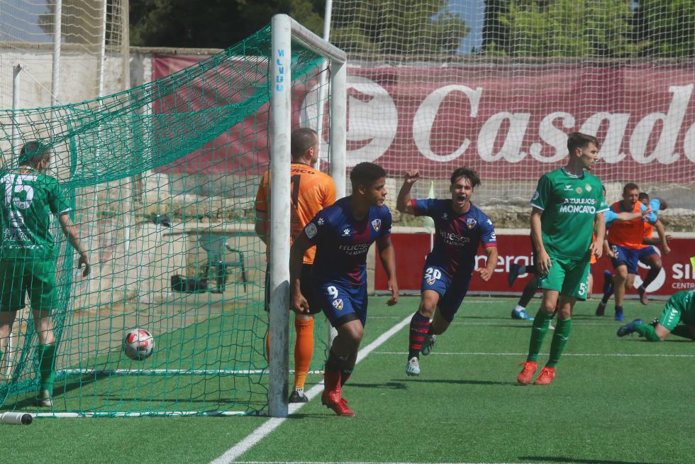 Se desborda la alegría, el equipo oscense ha conseguido su sueño.