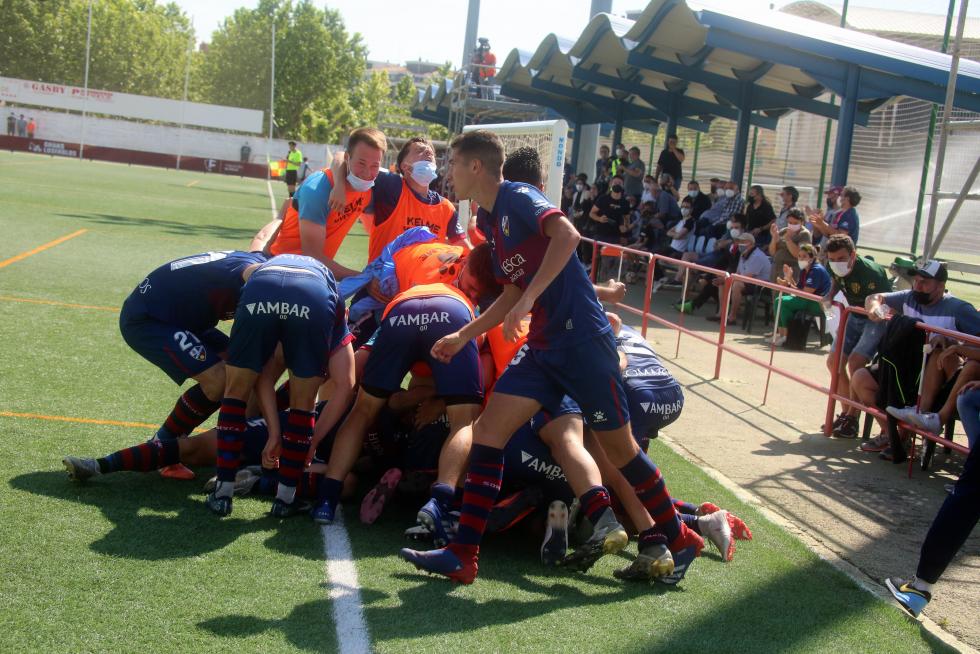 Se desborda la alegría, el equipo oscense ha conseguido su sueño.