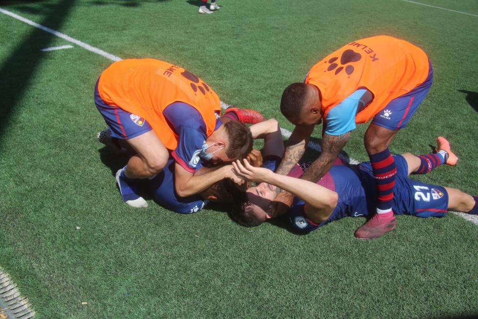 Se desborda la alegría, el equipo oscense ha conseguido su sueño.