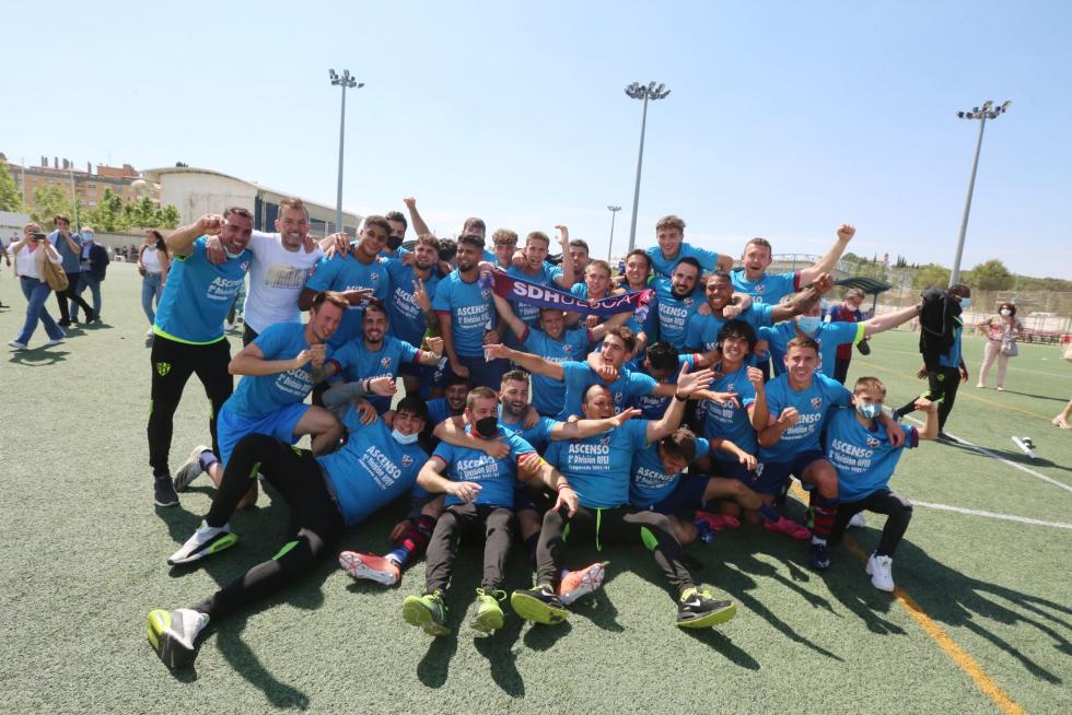 Se desborda la alegría, el equipo oscense ha conseguido su sueño.