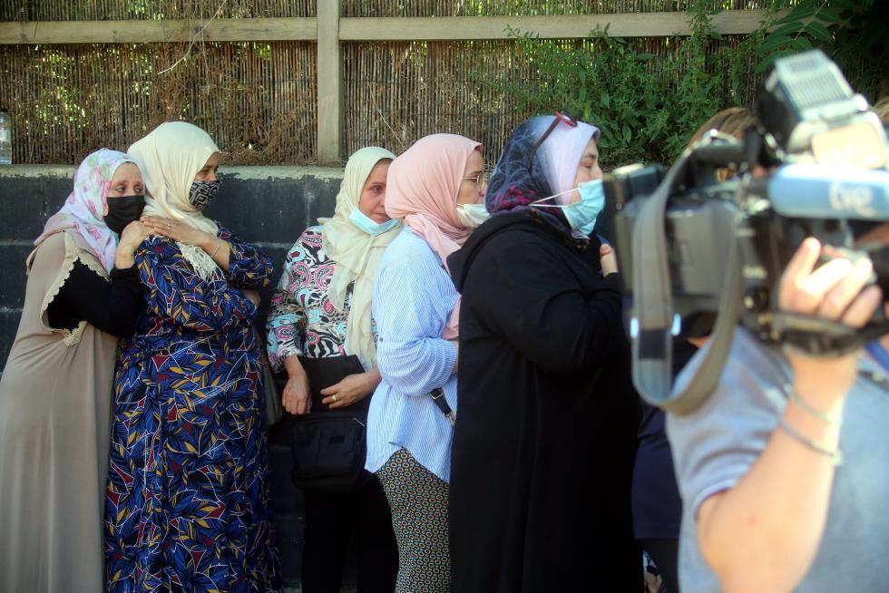 Numerosas mujeres marroquíes se han acercado hasta el lugar de los hechos.