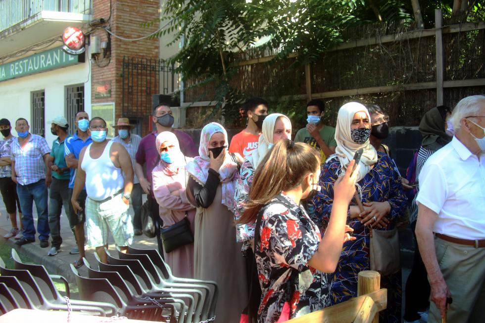 Numerosas mujeres marroquíes se han acercado hasta el lugar de los hechos.