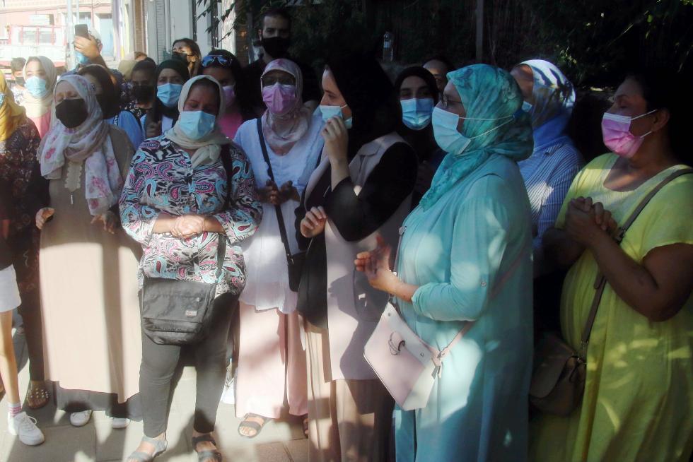 Numerosas mujeres marroquíes se han acercado hasta el lugar de los hechos.