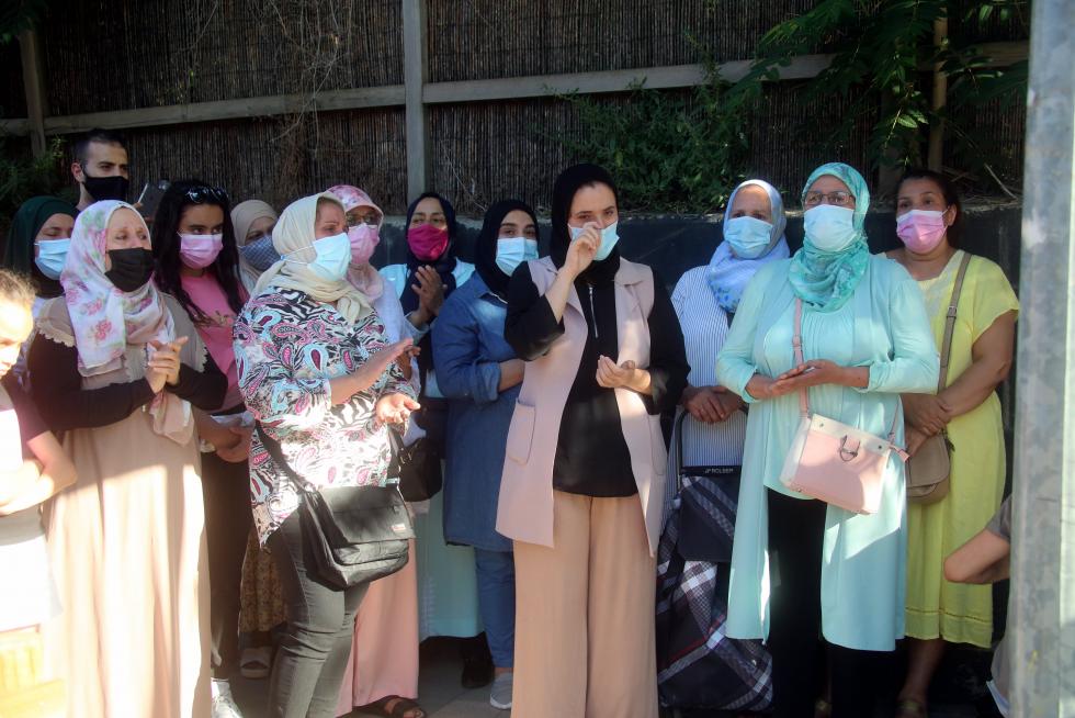 Numerosas mujeres marroquíes se han acercado hasta el lugar de los hechos.