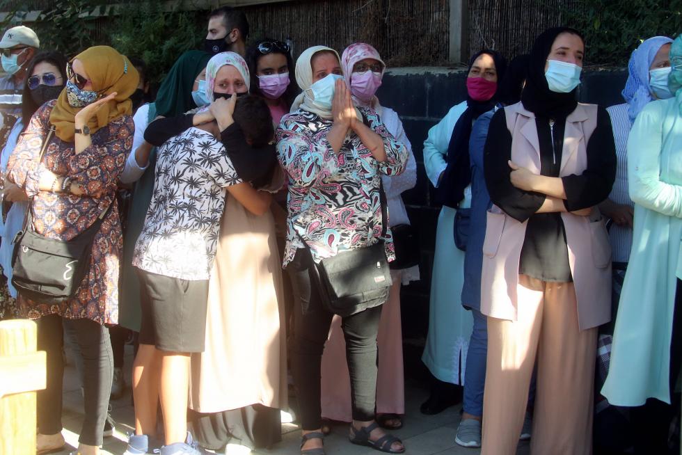 Numerosas mujeres marroquíes se han acercado hasta el lugar de los hechos.