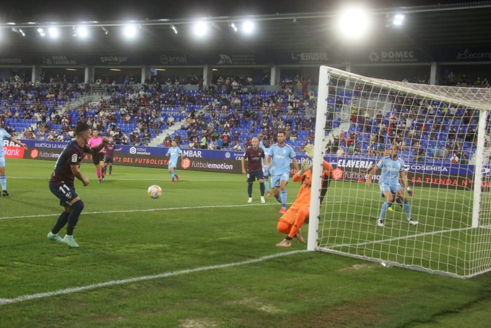 En la primera parte el Huesca ha hecho varias tentativas pero no ha logrado el gol.