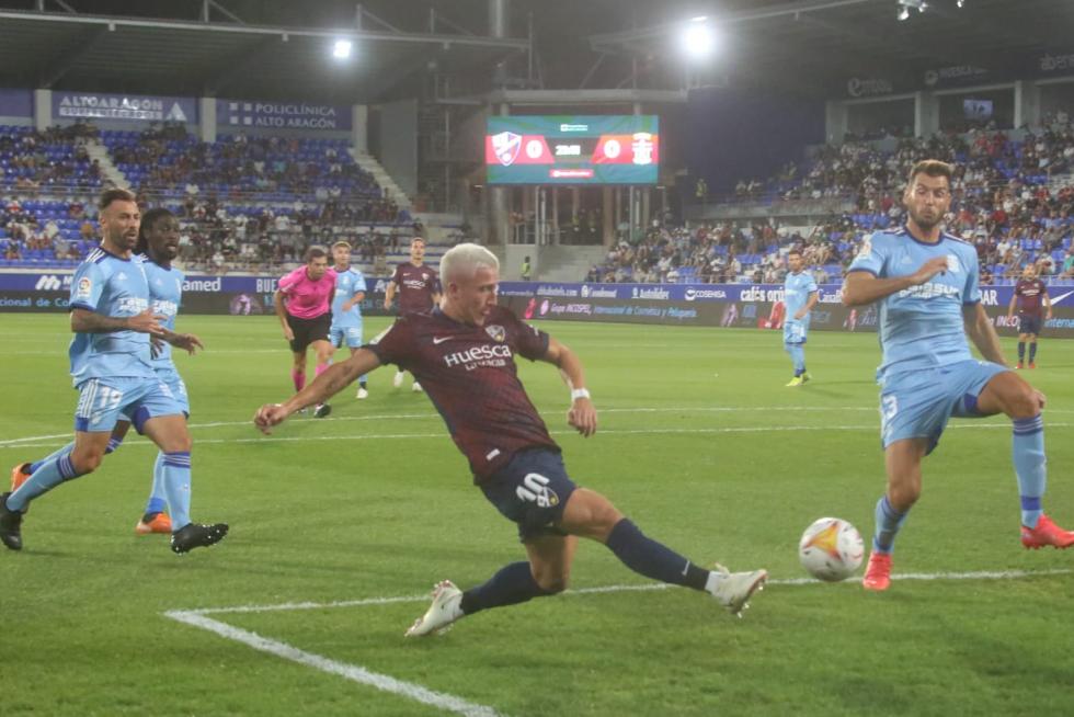 En la primera parte el Huesca ha hecho varias tentativas pero no ha logrado el gol.