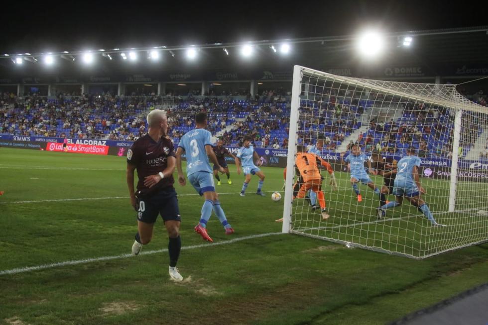 En la primera parte el Huesca ha hecho varias tentativas pero no ha logrado el gol.