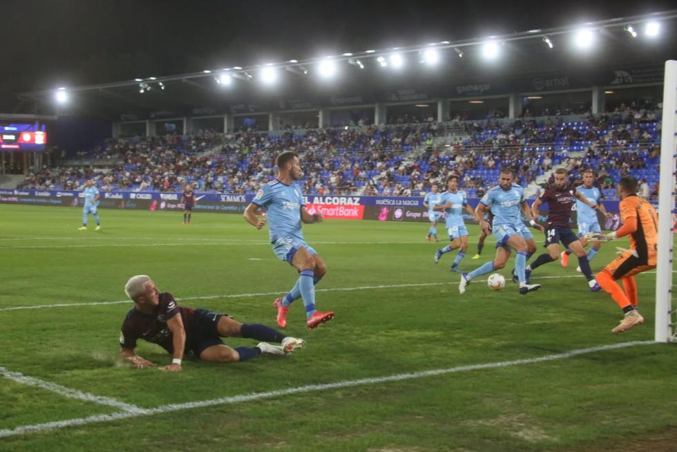 En la primera parte el Huesca ha hecho varias tentativas pero no ha logrado el gol.