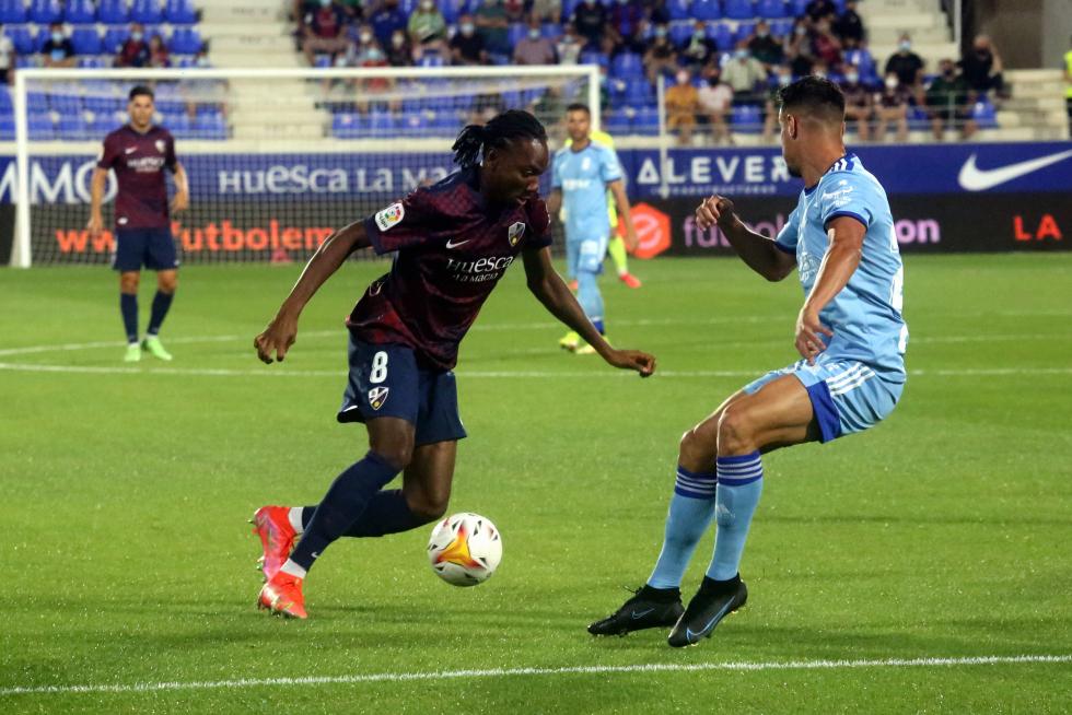 El Huesca repite victoria y se pone líder (2-0)