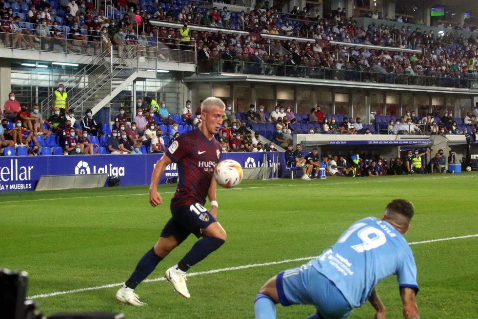 El Huesca repite victoria y se pone líder (2-0)