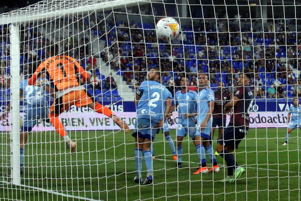 El Huesca repite victoria y se pone líder (2-0)