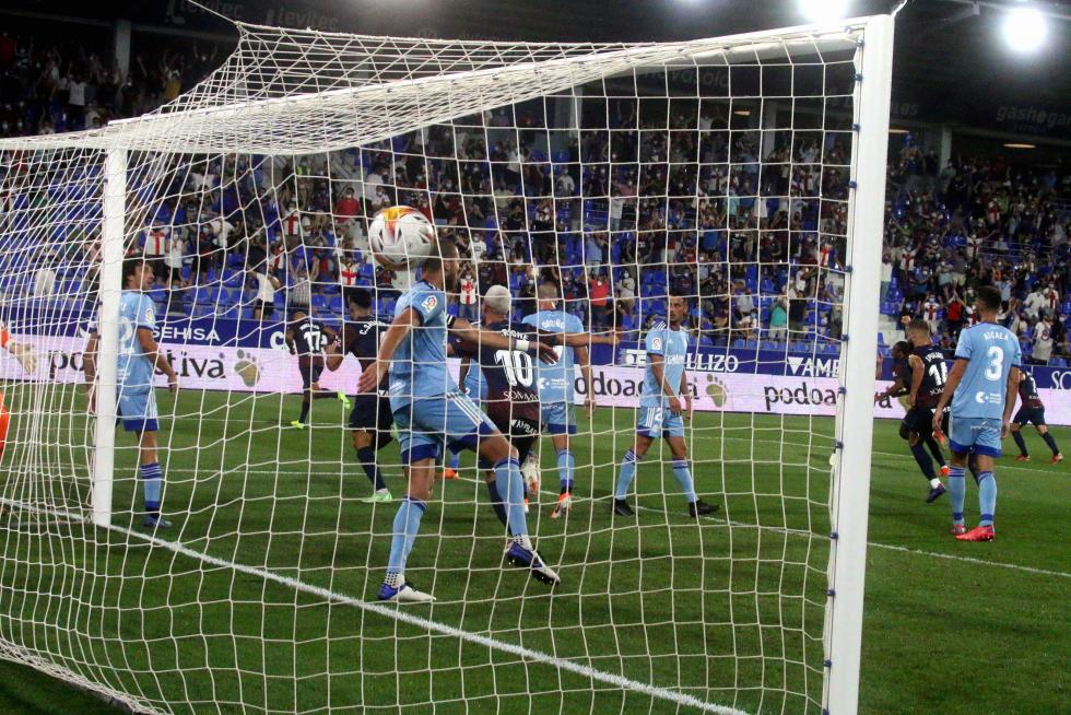 El Huesca repite victoria y se pone líder (2-0)