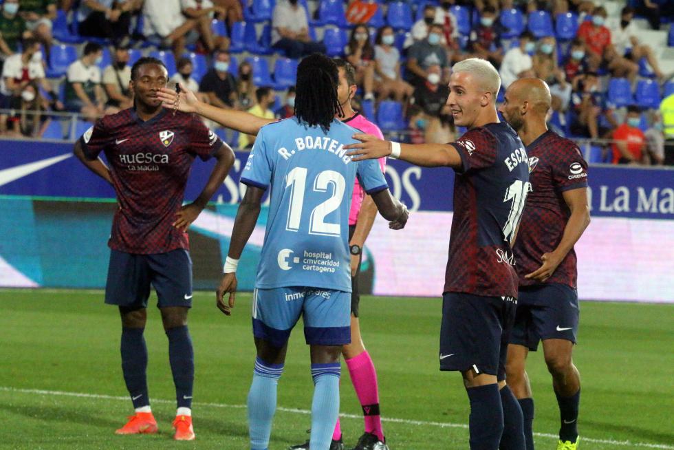 El Huesca repite victoria y se pone líder (2-0)