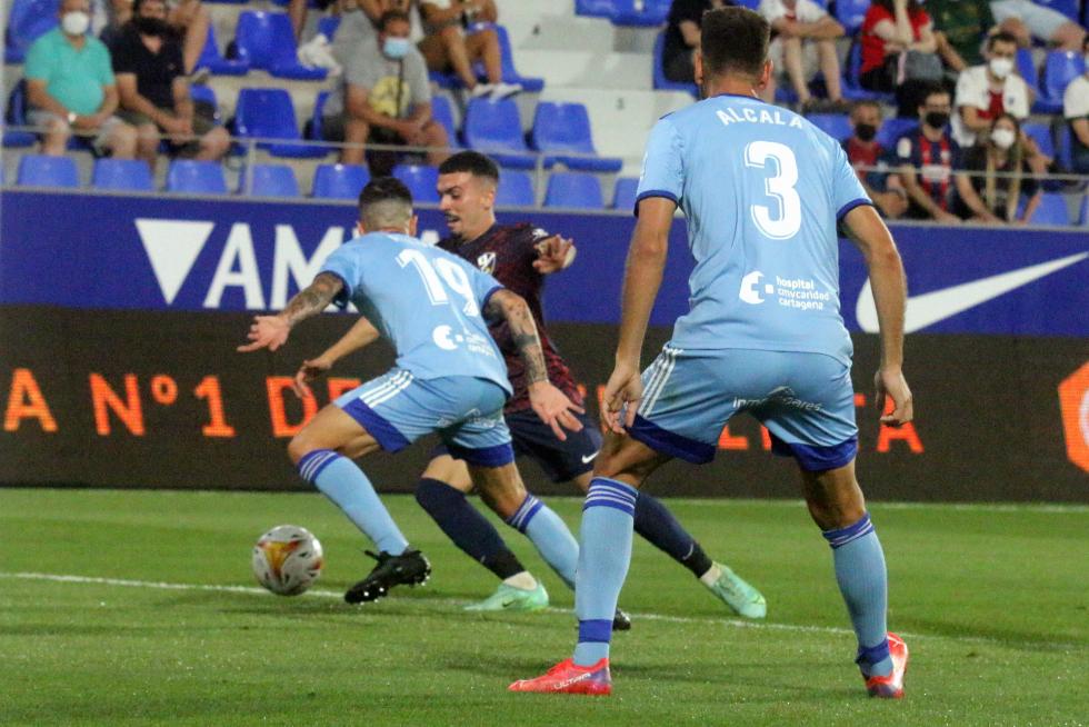 El Huesca repite victoria y se pone líder (2-0)