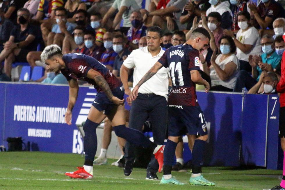 El Huesca repite victoria y se pone líder (2-0)