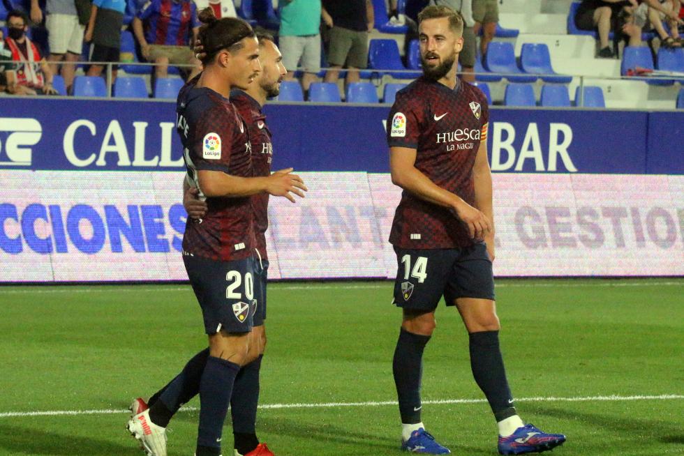El Huesca repite victoria y se pone líder (2-0)