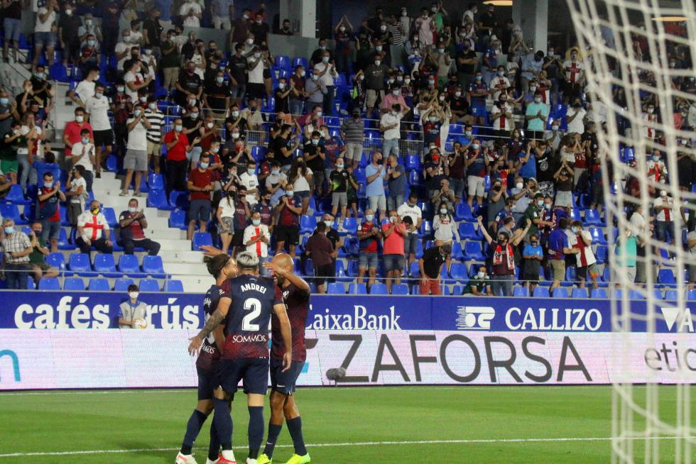El Huesca repite victoria y se pone líder (2-0)