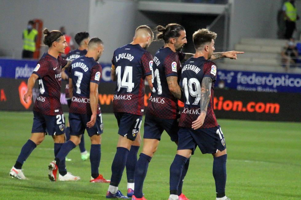 El Huesca repite victoria y se pone líder (2-0)