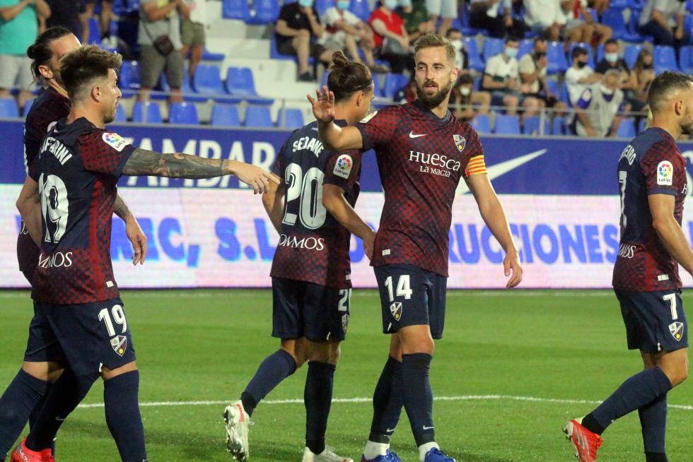 El Huesca repite victoria y se pone líder (2-0)