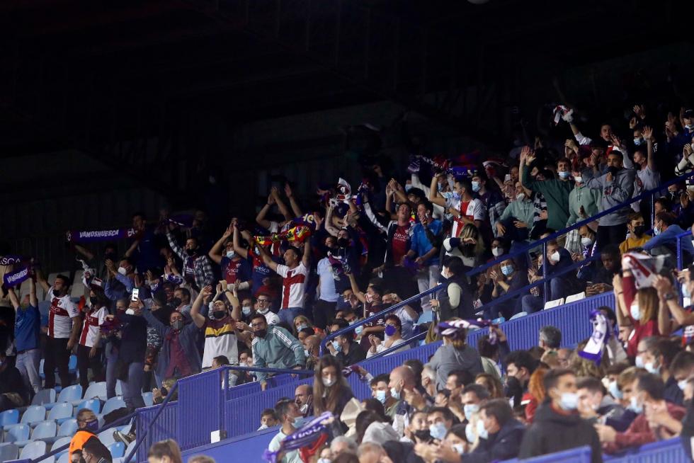 El Huesca se efrenta al Zaragoza en la Romareda.