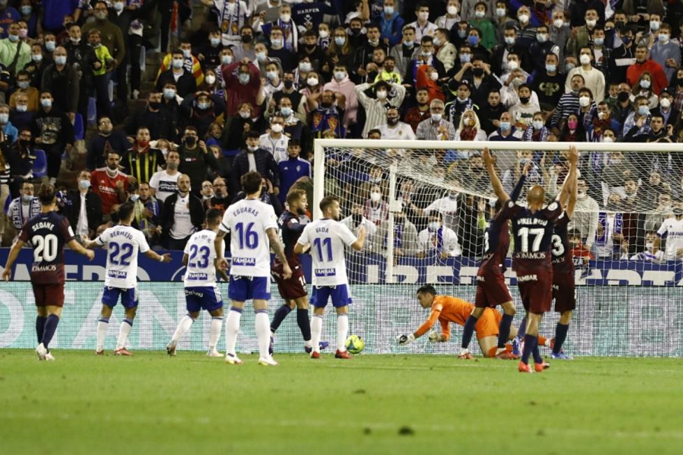El Huesca se enfrenta al Zaragoza en la Romareda.