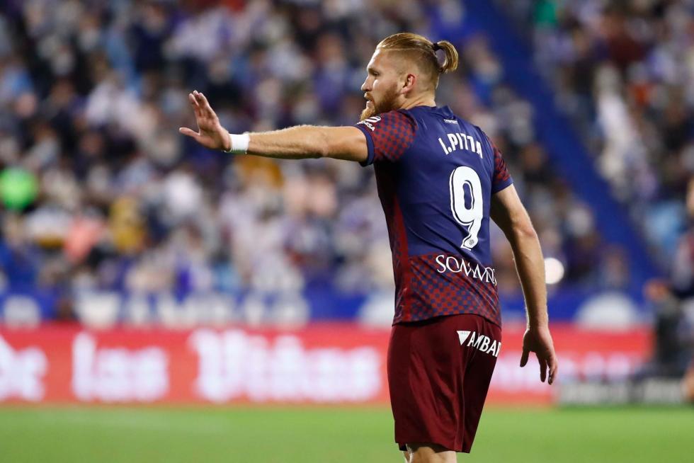 El Huesca se enfrenta al Zaragoza en la Romareda.