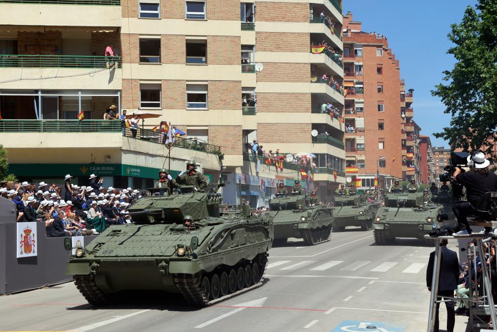 Desfile por el Día de las Fuerzas Armadas en Huesca.