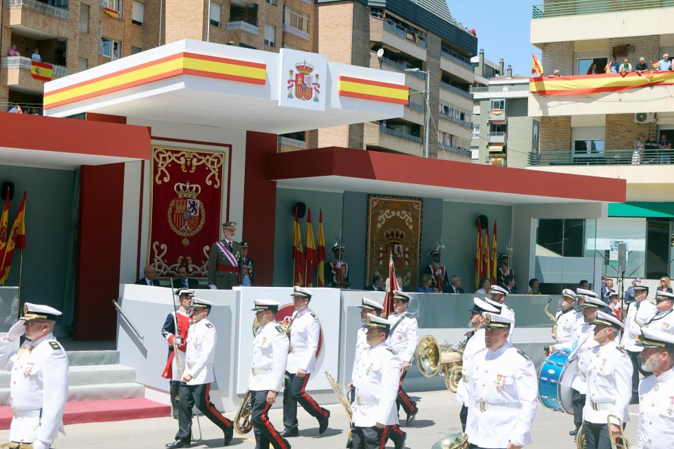 Las distintas unidades han marcado el paso por la avenida de Juan XXIII de Huesca.