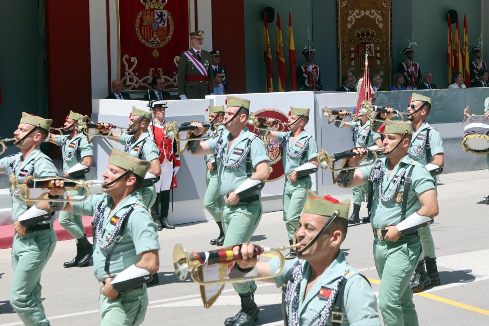 Las distintas unidades han marcado el paso por la avenida de Juan XXIII de Huesca.