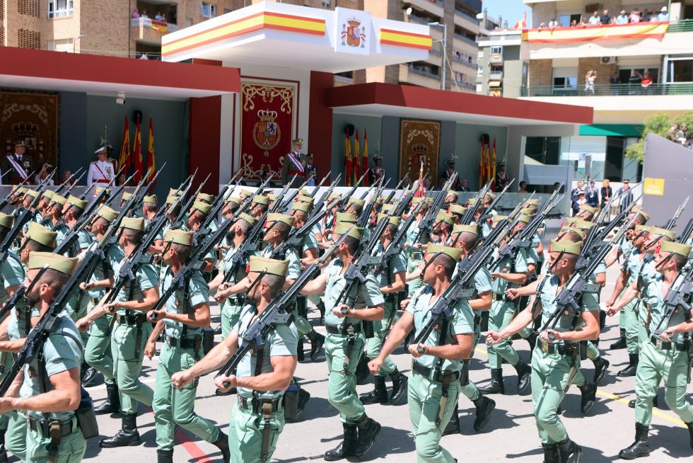 Las distintas unidades han marcado el paso por la avenida de Juan XXIII de Huesca.