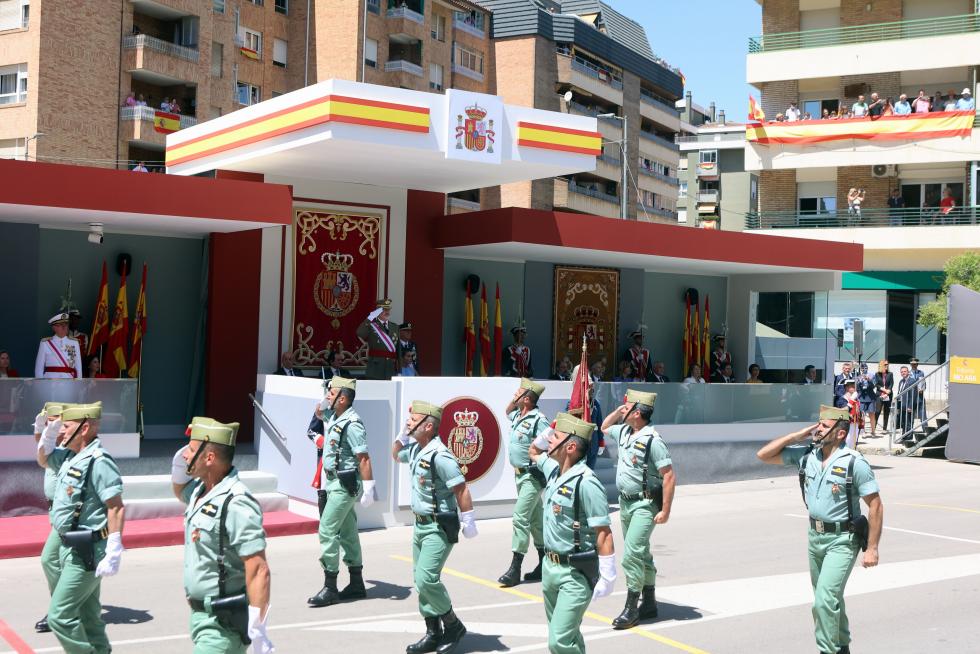 Las distintas unidades han marcado el paso por la avenida de Juan XXIII de Huesca.