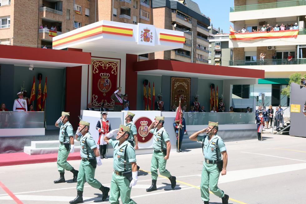 Las distintas unidades han marcado el paso por la avenida de Juan XXIII de Huesca.