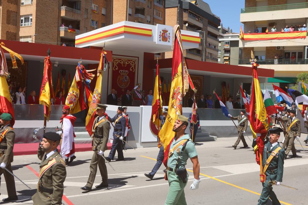 Las distintas unidades han marcado el paso por la avenida de Juan XXIII de Huesca.