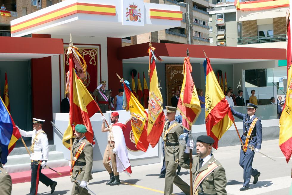 Las distintas unidades han marcado el paso por la avenida de Juan XXIII de Huesca.