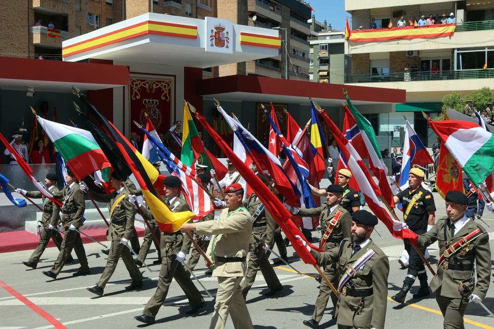 Las distintas unidades han marcado el paso por la avenida de Juan XXIII de Huesca.