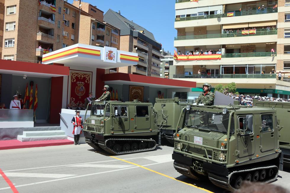 Las distintas unidades han marcado el paso por la avenida de Juan XXIII de Huesca.