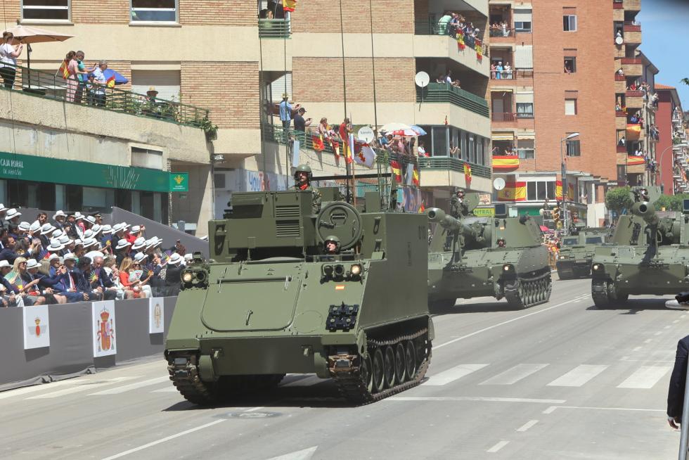 Las distintas unidades han marcado el paso por la avenida de Juan XXIII de Huesca.