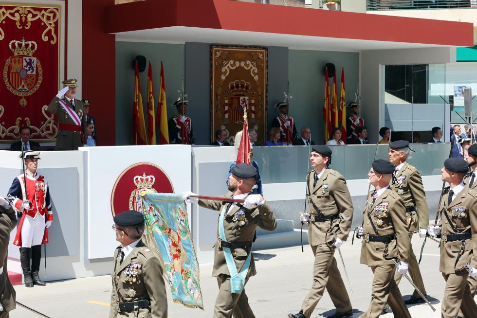 Las distintas unidades han marcado el paso por la avenida de Juan XXIII de Huesca.