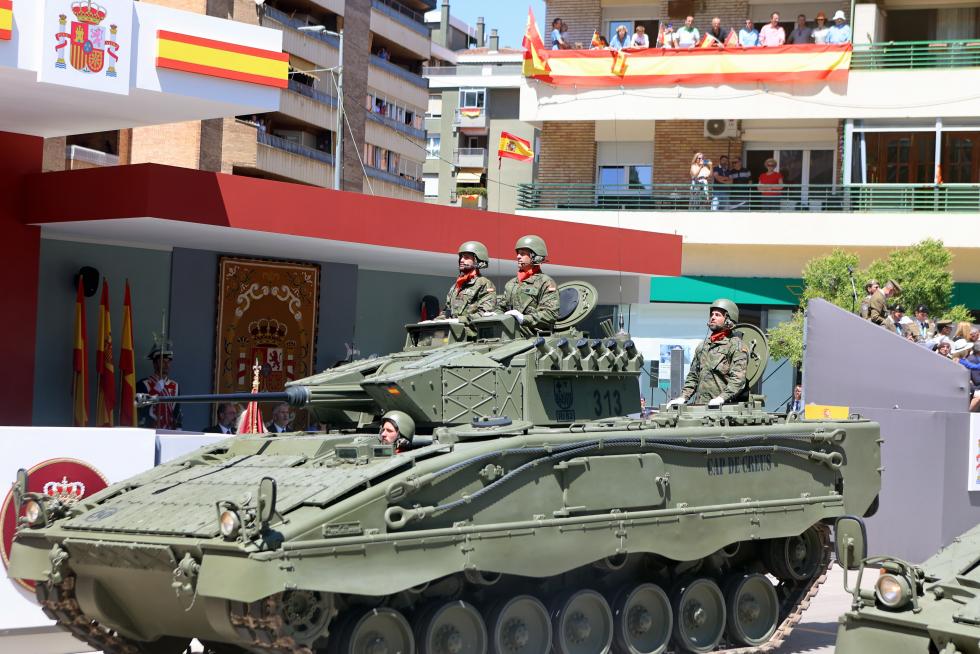 Las distintas unidades han marcado el paso por la avenida de Juan XXIII de Huesca.