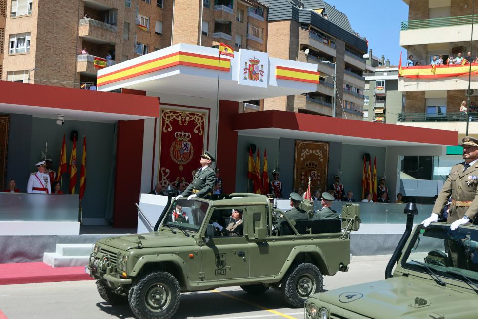 Las distintas unidades han marcado el paso por la avenida de Juan XXIII de Huesca.