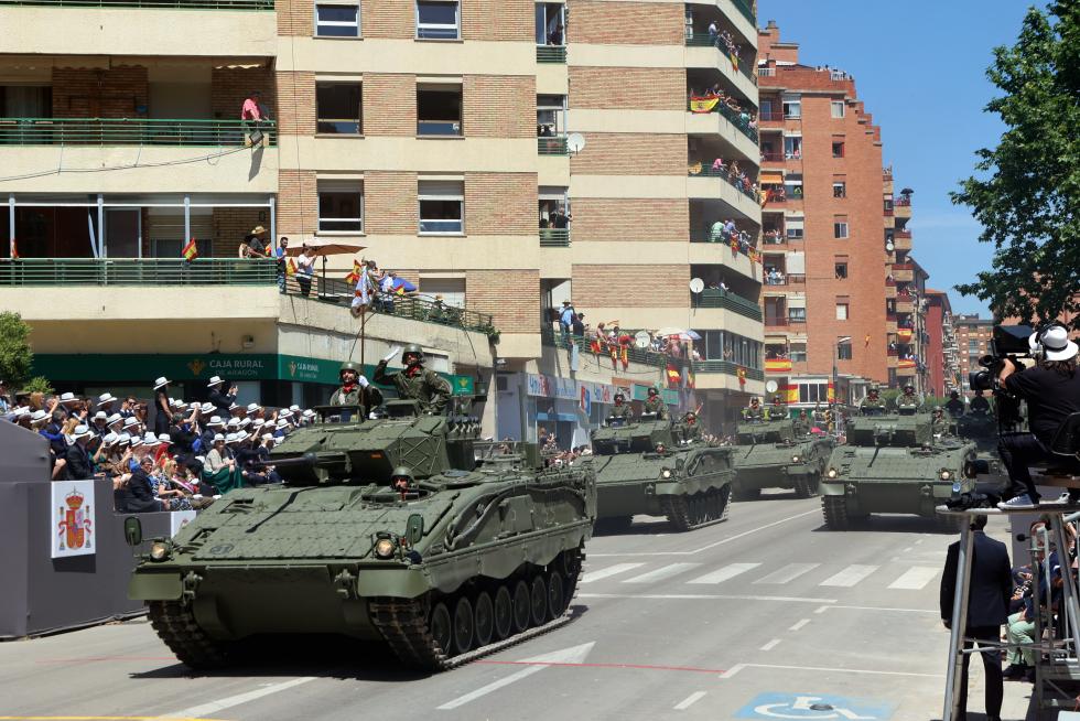 Las distintas unidades han marcado el paso por la avenida de Juan XXIII de Huesca.