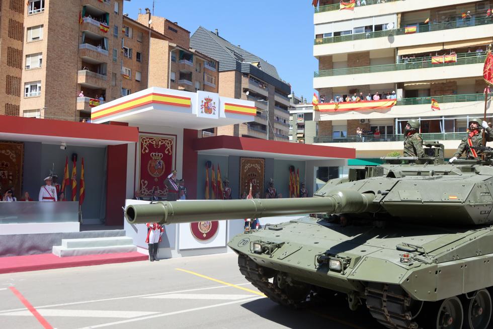 Las distintas unidades han marcado el paso por la avenida de Juan XXIII de Huesca.