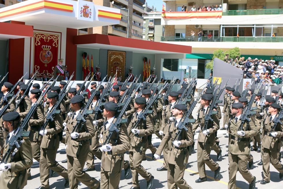 Las distintas unidades han marcado el paso por la avenida de Juan XXIII de Huesca.